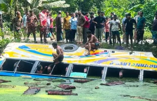 বরিশালে যাত্রীবাহী বাস নিয়ন্ত্রণ হারিয়ে পুকুরে, হতাহতের আশঙ্কা