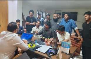 প্রতিশ্রুতির পরও সংস্কার হয়নি ববিসংলগ্ন মহাসড়ক, শিক্ষার্থীদের তোপের মুখে সওজ কর্মকর্তা