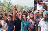 ভোলায় ব্যবসায়ীর গলাকাটা মরদেহ উদ্ধার, অভিযুক্তের বাড়িতে আগুন