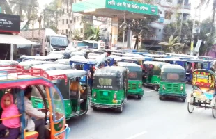 বরিশালে ফিলিং স্টেশনগুলোতে এলপিজির তীব্র সংকট