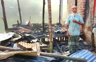 ভোলায় গ্যাস সিলিন্ডার বিস্ফোরণে পুড়ল দোকান, দিশাহারা বৃদ্ধ