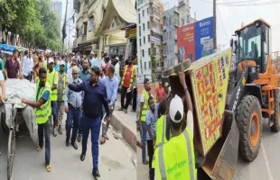 বরিশালের চৌমাথায় মহাসড়ক-ফুটপাত দখলমুক্ত করতে বিসিসির অভিযান