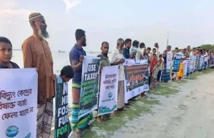 পায়রা নদীতে বিষাক্ত বর্জ্য, হুমকিতে মৎস্য সম্পদ ও জেলেদের জীবিকা