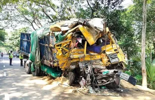 বরিশাল থেকে রাজশাহীগামী বাসের সঙ্গে ট্রাকের সংঘর্ষ, নিহত ১৪