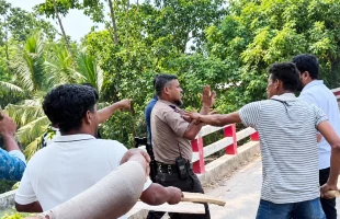 ছাত্রলীগের মিছিল থেকে পুুলিশের ওপর হামলা, গাড়ি ভাঙচুর