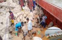 কীর্তনখোলায় জাহাজের ধাক্কা কার্গোর তলা ফেটে ভিজল দুই ট্রাক গম, ডুবল ৫ স্পিডবোট