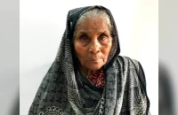 ‘আমি বাড়ি ফিরতে চাই’—স্বজনদের খুঁজে পেতে পথে পথে ঘুরছেন বৃদ্ধা কুলসুম
