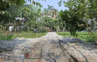 ছাত্রাবাস নির্মাণ করতে সরকারি বরিশাল কলেজের পুকুর ভরাট, বাধা সিটি করপোরেশনের